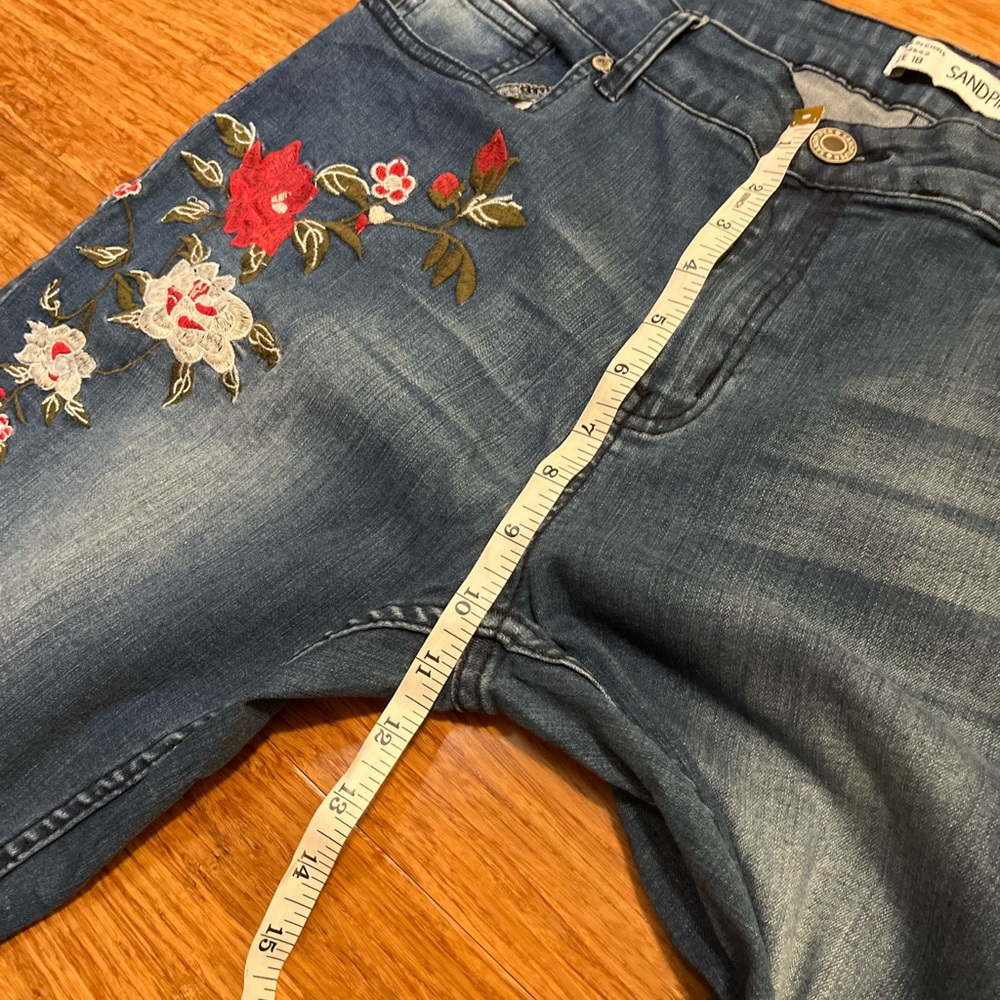 Sandpiper Embroidered Dark Wash Cropped Jeans – Floral – Size 18 - Picture 10 of 15
